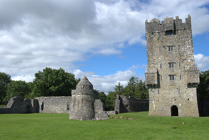 un castello vicino Oughterard, visitabile all'interno