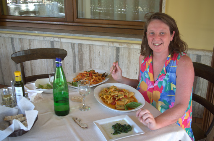 pranzo al ristorante di fronte alla Certosa di Padula, paccheri e cibo dal mare
