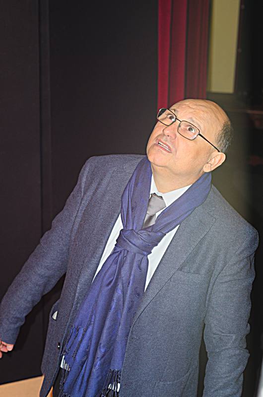 Giuseppe controlla le luci