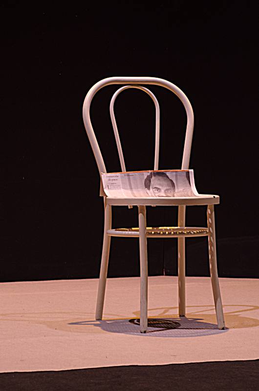 la sedia sulla scena
