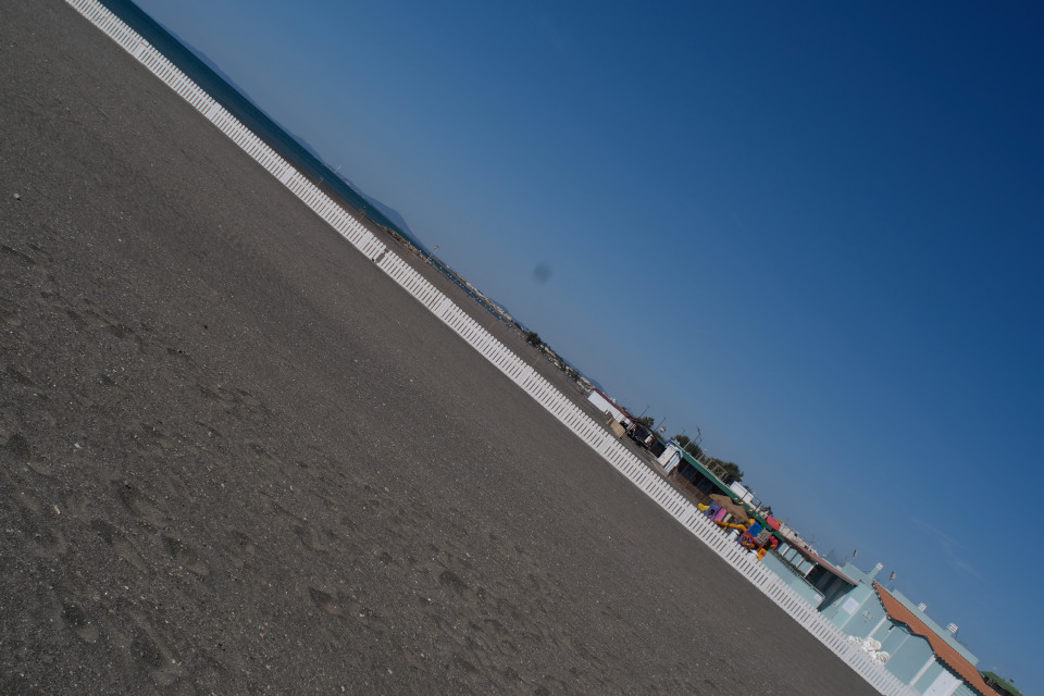 at the seaside, with the Pentax K 24mm, a diagonal shot to test sharpness