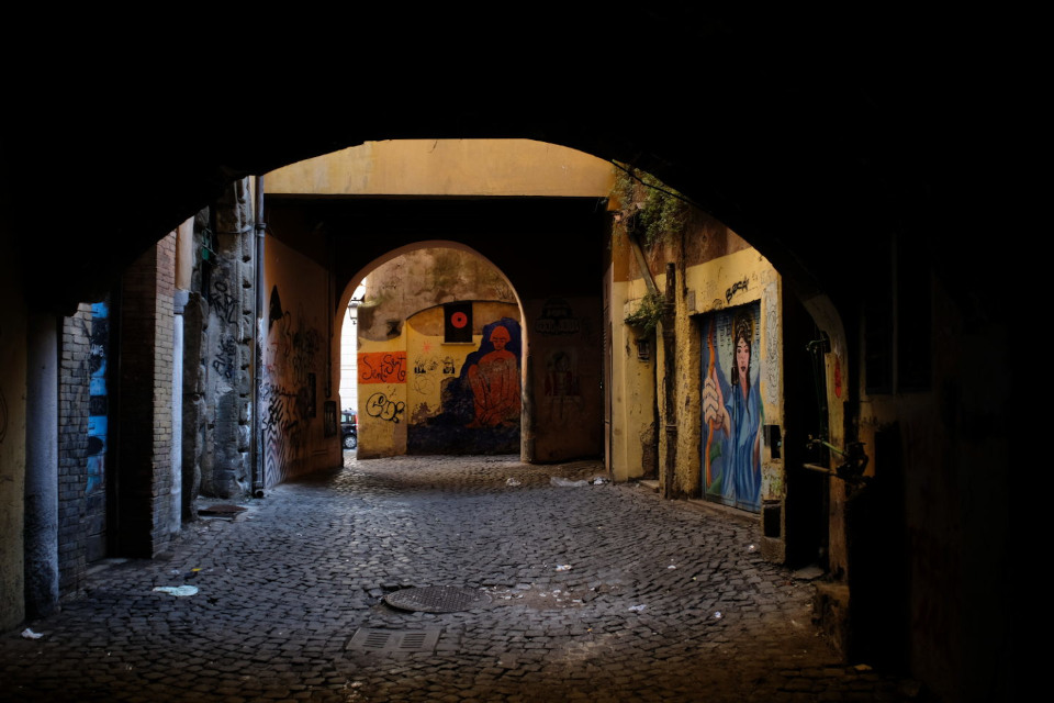 an alley in the centre of Rome, shot with the Pentax K 24mm