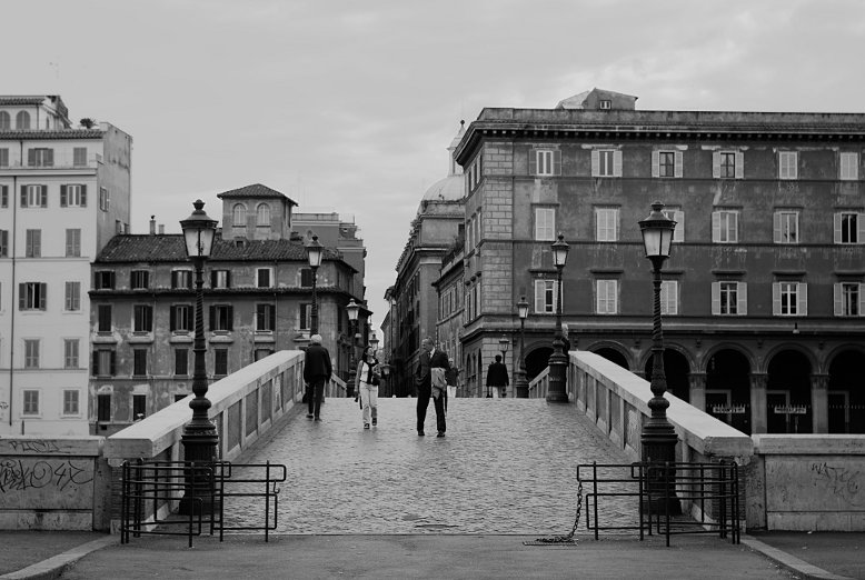 Roma, passanti su un ponte