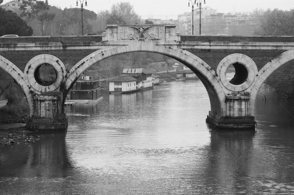 la bella simmetria di un ponte sul Tevere
