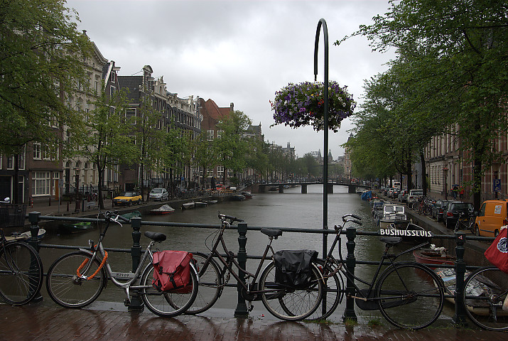 Amsterdam: biciclette sopra il ponte su un canale / bikes on a channel bridge