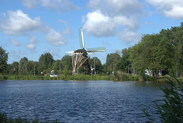 Windmill in Holland countryside / mulino nella campagna olandese