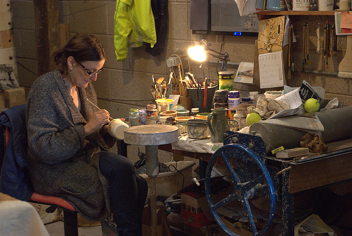 un'artista che lavora la terracotta a Roundstone
