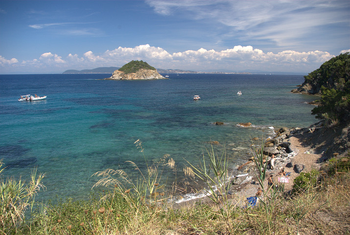 vista dell'isola dei Topi, circondata dal mare azzurro dell'Elba