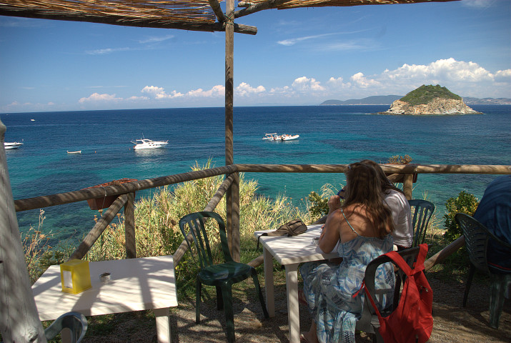 pranzo con vista sull'isola dei Topi (all'isola d'Elba)