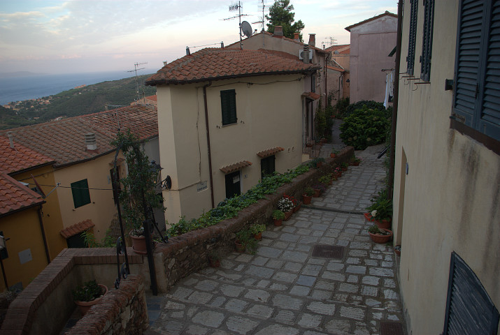 un vialetto nella parte alta di Rio Nell'Elba