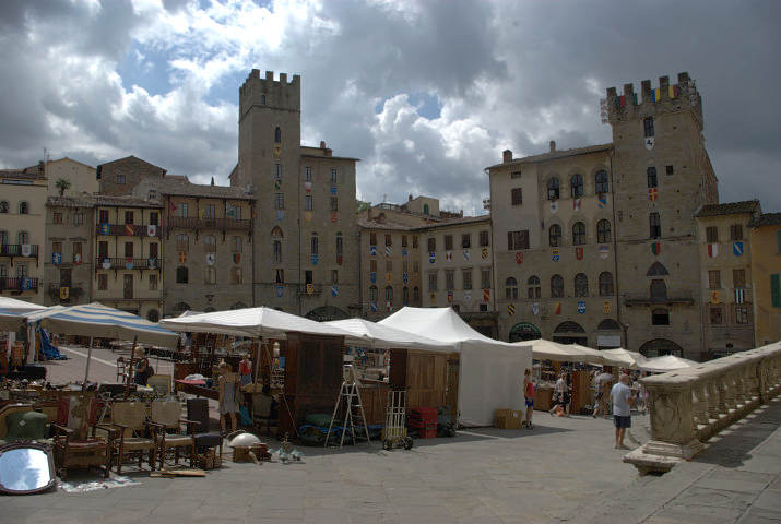 Arezzo, fiera antiquaria in Piazza Grande di fronte alle Logge del Vasari