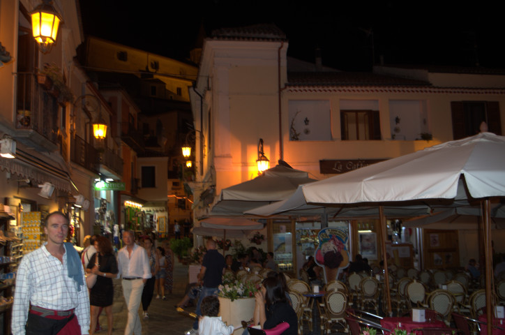 piazzetta a Maratea, di notte