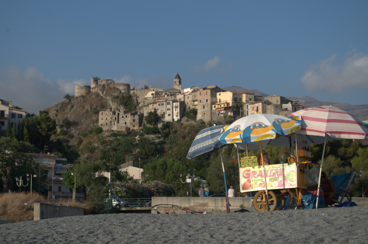 il paese di Scalea visto dalla spiaggia