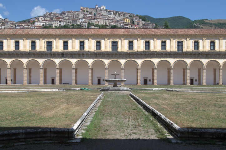 il grande cortile interno della Certosa di Padula