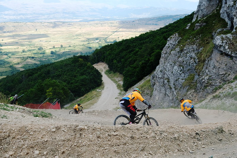 discesa verso la valle, con le biciclette da trail