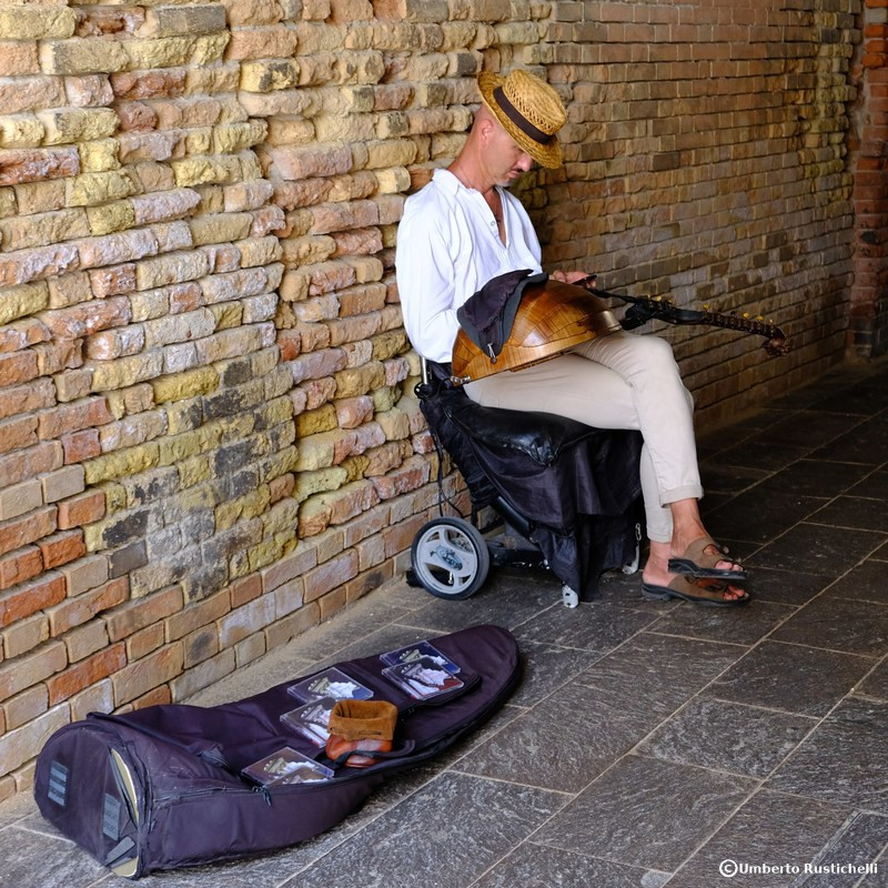 Venice, a singer takes a nap