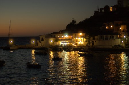 Vista notturna del porticciolo di Assos