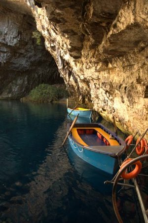 Lago sotterraneo di Melissani: barche ormeggiate