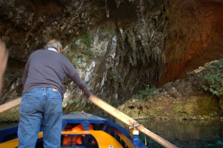 Lago sotterraneo di Melissani: l'uomo che conduce la barca