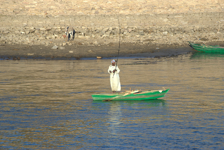un pescatore lungo il Nilo