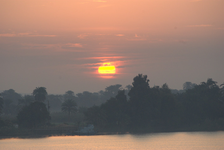 tramonto lungo gli argini del Nilo