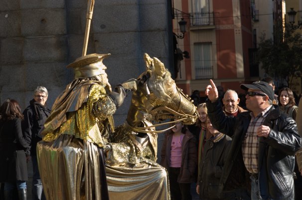 Madrid: un artista di strada travestito da Don Chichotte a Plaza Mayor