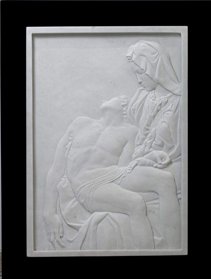 Luciano Massari: Pietà, bassorilievo su marmo di Carrara