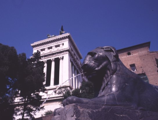 statua di leone egizio ai piedi del Campidoglio